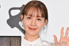 トリンドル玲奈、韓国での背中出しルック公開「背筋きれい」「最高に色っぽい」と称賛の声