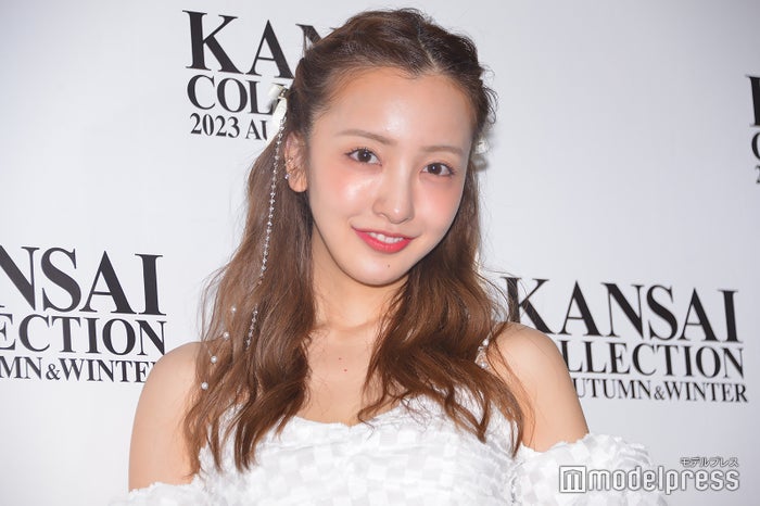 板野友美、クルーザーで誕生日祝福される 社員との集合ショットに「美人さん揃い」「センスすごい」の声