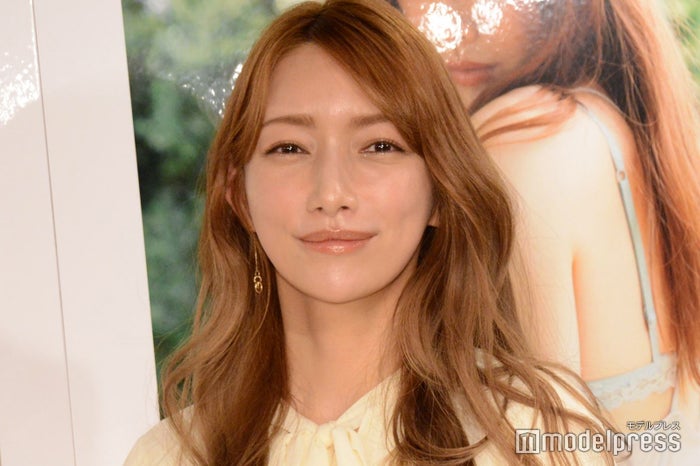 後藤真希、斬新なミニ丈ドレスで美脚スラリ「新鮮」「妖精みたい」と反響