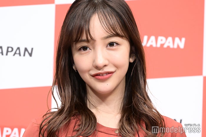 板野友美、キャミソールから美バストちらり「色っぽい」「大胆なデザイン」