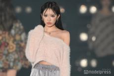 伊藤桃々、ニットから美肩＆ウエストのぞかせる 色気たっぷりランウェイ【関西コレクション 2024 A／W】