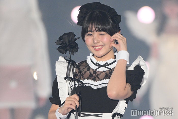 頓知気さきな、メイド姿で美脚披露 ウインクで会場悩殺【関西コレクション 2024 A／W】