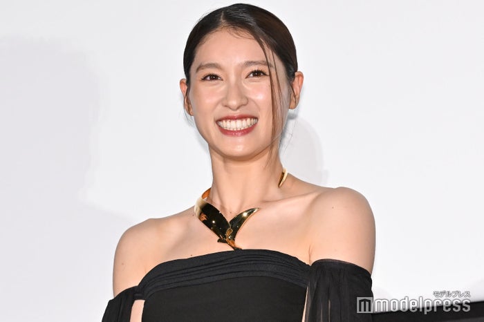 土屋太鳳、Snow Manラウールの役名で誤って自己紹介「映画で言いすぎました」黒ドレスで美デコルテ＆背中際立つ【赤羽骨子のボディガード】