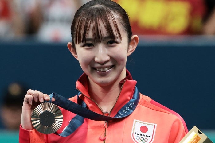 【パリ五輪】卓球女子銅メダル・早田ひな選手、可愛すぎるファンサが話題 金メダルスマイル美女に熱視線【プロフィール】