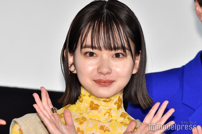 山田杏奈、ミニワンピで美脚スラリ "マーメイドショット"が話題「キュートでセクシー」「大天才」