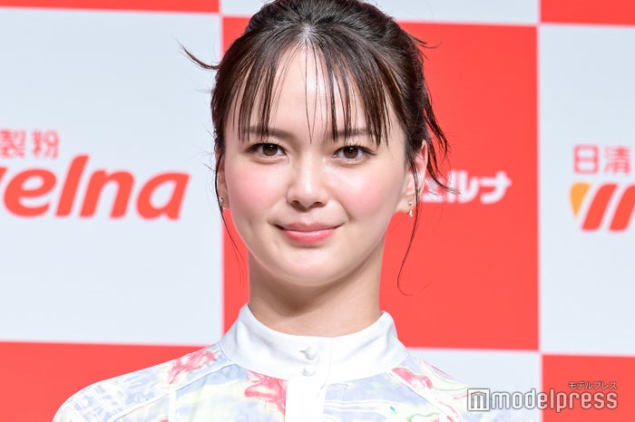 多部未華子、色白肌際立つ爽やかワンピース姿披露