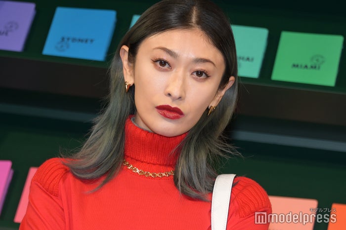 山田優、ミニ丈ワンピで美脚大胆披露 韓国旅行満喫ショットに「さすがのスタイル」「憧れ」の声