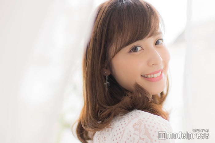 久慈暁子アナ、キャミワンピで美背中披露 パリ満喫ショットに「美しすぎる」「素敵」と反響