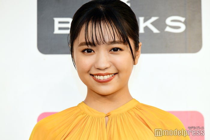 大原優乃、キャミソール姿で美谷間のぞく"セルフプロデュース"私服グラビアに「セクシー」「大人の魅力」の声