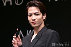 志尊淳、赤リップ×オールバックで黒スーツ着こなし 日本人初「Friend of NARS」就任