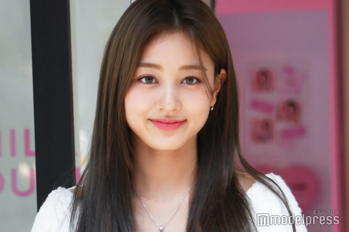 TWICEジヒョ、変形トップスで美しい背筋披露に反響 サナとのデート報告も「圧巻のスタイル」「見惚れた」