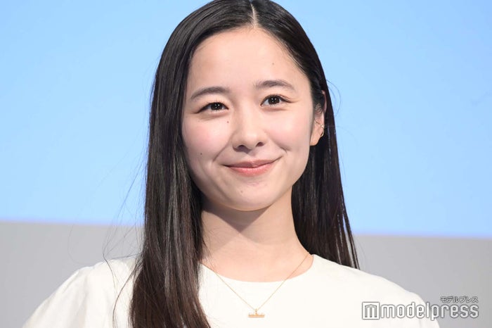 堀田真由、雰囲気ガラリの新ヘア披露 “リゾート満喫”入水ショットに反響「天使」「デコルテ綺麗」