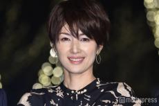 吉瀬美智子、ミニスカから堂々美脚 福岡満喫ショットに「新鮮」「さすがのスタイル」の声