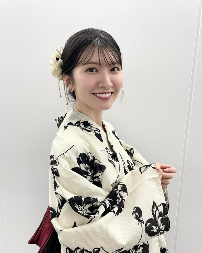 お天気キャスター駒木結衣、ミニ丈でほっそり美脚披露「スタイル良すぎ」「メガネ姿新鮮」と反響