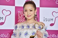 西野カナ、5年半ぶりに“名前入り白マイク”握る「エモすぎる」「リハーサル中？」と歓喜の声