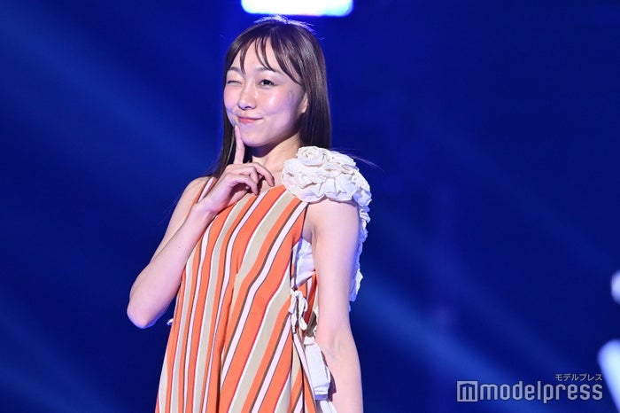 須田亜香里、ノースリーブワンピでヘルシー肌見せ ウインクで悩殺【TGC 2024 A／W】