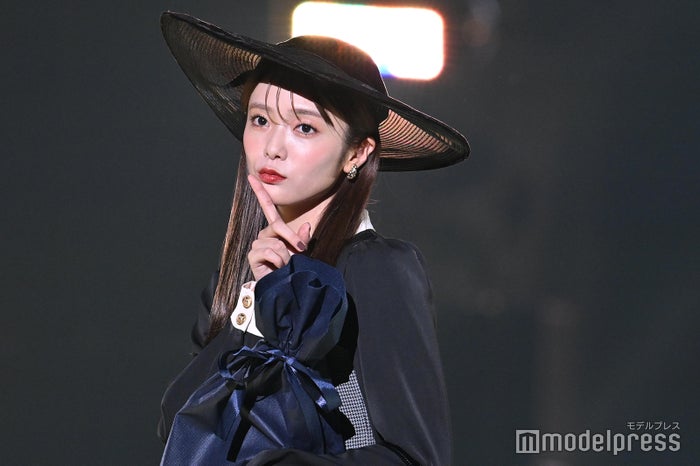 櫻坂46田村保乃、赤リップが色っぽい フレンチガーリースタイルで会場の視線集める【TGC 2024 A／W】