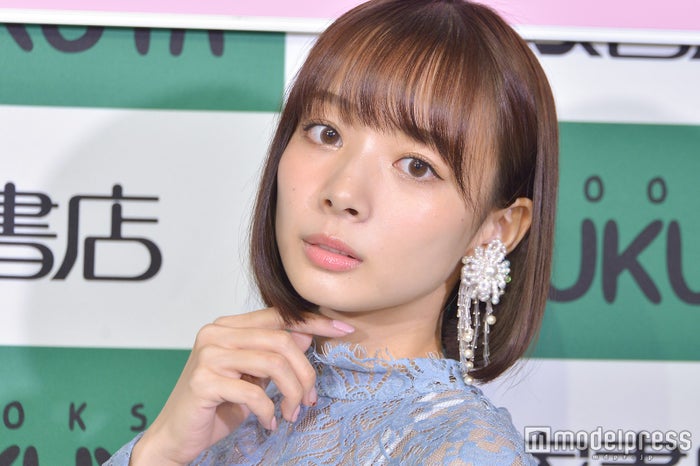 岡田紗佳、ミニスカ×透けタイツでスラリ美脚堂々披露「脚長すぎ」「釘付け」の声