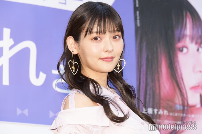 美人声優、ミニスカで脚線美披露 MVオフショットに「美しいお姉さま」「知的でセクシー」と反響