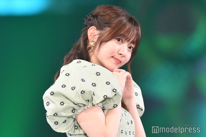 鈴木愛理、超ミニ丈×胸元ざっくり衣装姿に「ドキッとした」「かっこいい」と反響