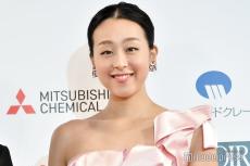 浅田真央、斬新“泡風”ドレスから美肩＆スラリ美脚見せる「凄まじい破壊力」「妖精みたい」と反響