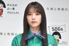 乃木坂46与田祐希、美肌輝くキャミ姿でカーテンくるまる「表情1つ1つが可愛い」「破壊力抜群」の声