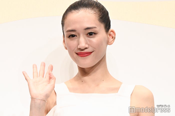 綾瀬はるか、美素肌輝く肩出しショット公開「女神」「息を呑む美しさ」と反響続々