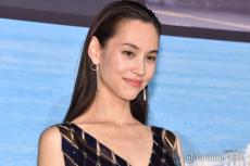 水原希子、パリコレで“ブラレス”スタイル 女性解放のための「フリー・ザ・ニップル」