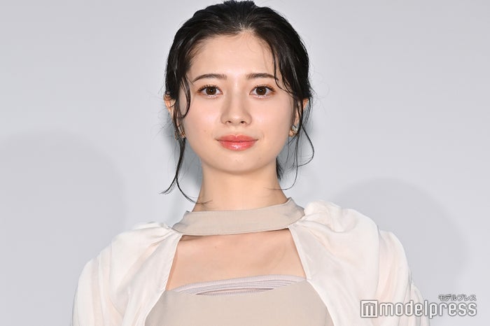 桜田ひより、ファージャケットからスラリ美脚「純白の天使」「スタイル抜群」と話題