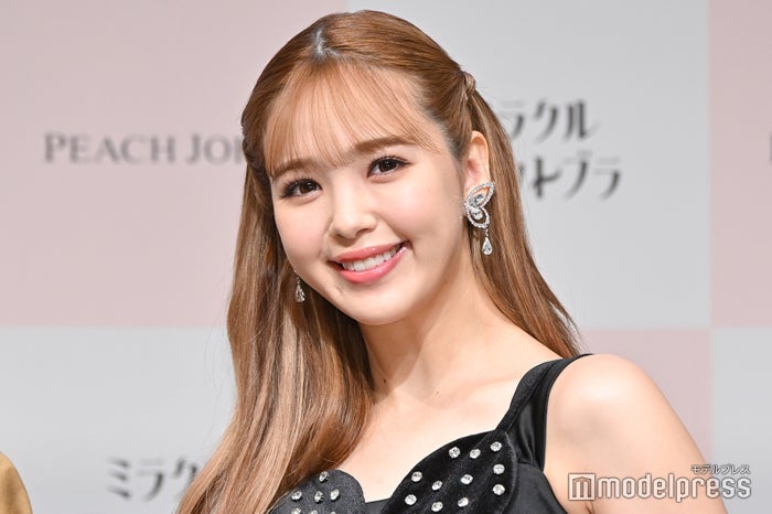 藤田ニコル、新婚旅行でハワイへ 美肌輝くベアトップドレス姿に「お姫様」「左手薬指が眩しい」の声