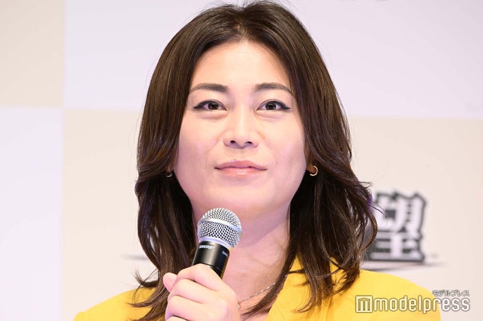 氷川きよし、海外で印象ガラリな金髪姿＆美脚際立つ白コーデ披露で「オーラが倍増」の声