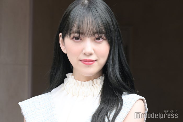 堀未央奈、美脚チラ見せ制服ショット公開「学園のマドンナ感」「圧倒的美」と反響続々