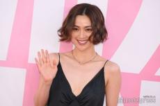 中村アン、胸元ざっくりシャツ着こなし「スタイル完璧」「ドキッとした」と反響