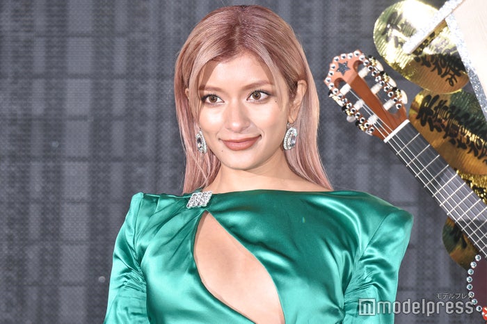 ローラ、SEXYミニワンピ姿＆豪華自宅が話題「絵になる」「おしゃれで素敵」の声