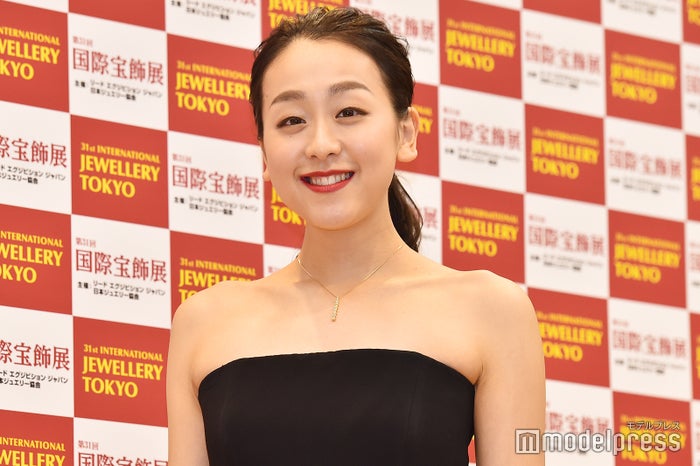 浅田真央、誕生日迎え豪華ディナー＆笑顔ショット披露「素敵なレディ」「オーラが輝いてる」の声