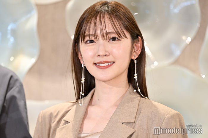 鈴木愛理、ミニ丈ジャケットワンピ×タイツの秋服ショット公開「スタイル抜群」「釘付け」と反響続々