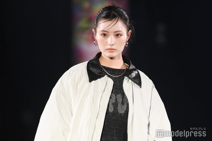 鶴嶋乃愛、ミニスカからスラリ美脚披露 クールな表情で魅了【札幌コレクション 2024 A／W】