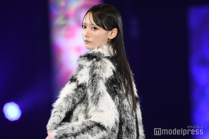 ≠ME鈴木瞳美、クールなランウェイで観客圧倒 “笑顔封印”でギャップ見せる【札幌コレクション 2024 A／W】