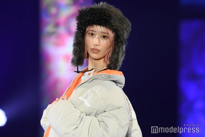 ≠ME川中子奈月心、ロシア帽×大きめダウンの冬先取りコーデ【札幌コレクション 2024 A／W】