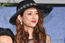 小沢真珠、レアなショーパン姿 圧巻美脚披露に反響「脚長すぎる」「レベチのスタイル」