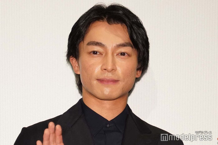 テニミュ俳優、当時のブロマイド片手に現在の自撮り公開「20年前越前リョーマだったおじさん」に反響