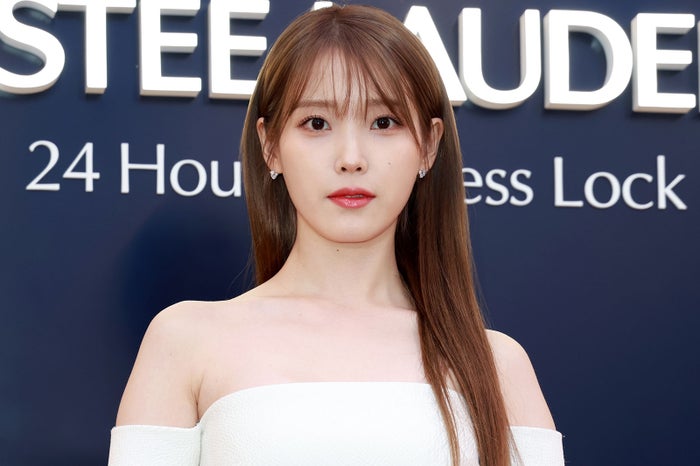 IU、祖母をハグ プライベート2ショット公開に「目元が似てる」「仲良しで素敵」と反響