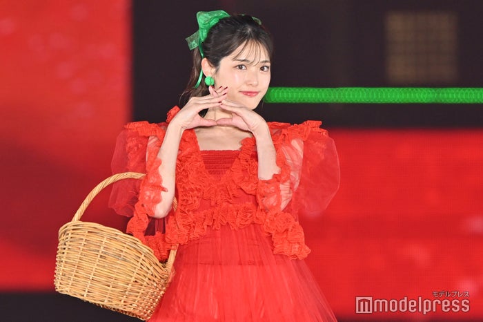 松村沙友理、赤ドレスで“さゆリコピン”ポーズ披露 ぶりっ子連発で会場沸かす【GirlsAward 2024AW】