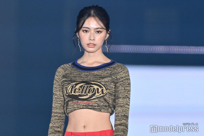 安斉星来、“超ミニ丈”トップスで美くびれ披露【GirlsAward 2024AW】