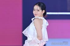 なごみ、肩出しドレスで美デコルテ披露 つや肌際立つ【GirlsAward 2024AW】