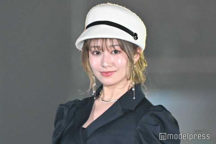 桜井玲香、ミニ丈ワンピから美脚ちらり シックなモノトーンコーデで登場【GirlsAward 2024AW】