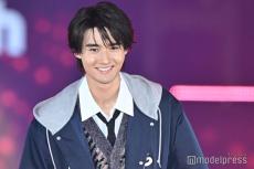 藤岡弘、の息子・藤岡真威人、“スクール風”ラフファッションで堂々ランウェイ【GirlsAward 2024AW】