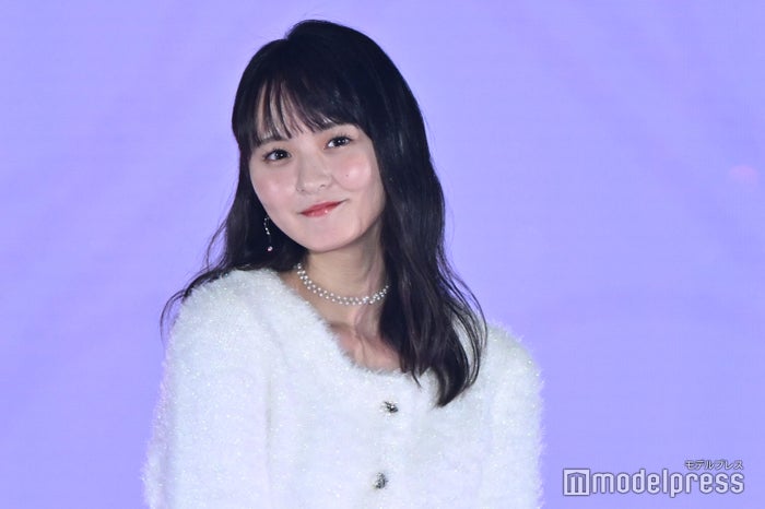 乃木坂46遠藤さくら、純白衣装で透明感引き立つ 顔にバッグ寄せ微笑む【GirlsAward 2024AW】