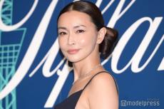 長谷川京子、透けストッキングの美脚披露「大人のミニコーデ素敵」と反響