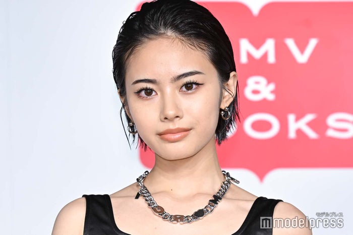 安斉星来、美腹筋際立つミニ丈衣装姿披露「割れててかっこいい」「色気爆発」の声